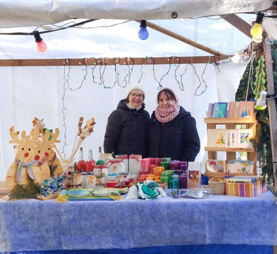 Am Stand auf dem Brombacher Weihnachtsmarkt